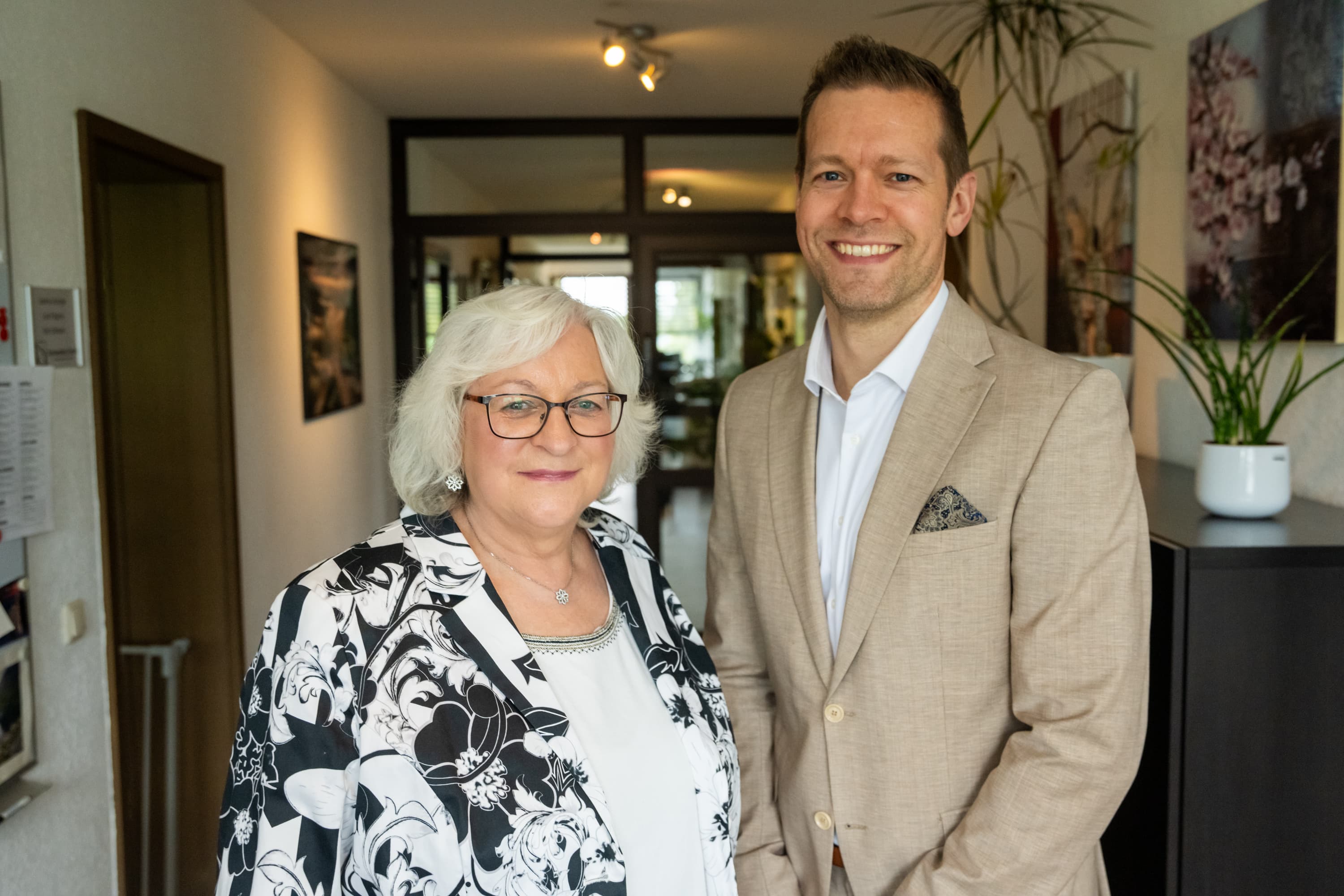Doris und Daniel Schweidler stehen nebeneinander und lächeln in die Kamera. Die Aufnahme stammt aus dem Jahr 2026.