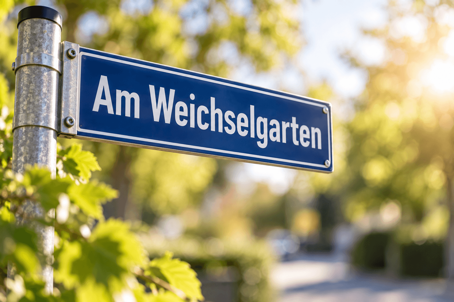 Es ist ein Strassenschild mit der Aufschrift Am Weichselgarten zu sehen.
